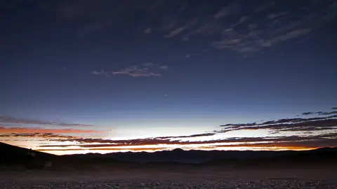 Venus, Jupiter und Merkur nah beieinander in der Abenddämmerung über der Atacama-Wüste
