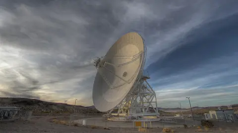 Eine 34-Meter-Antenne des Deep Space Network der NASA in Goldstone, Kalifornien